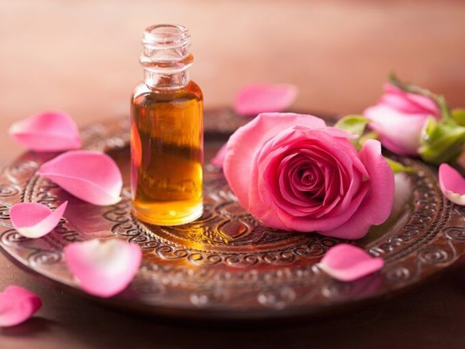 Minyak mawar mungkin sangat bermanfaat untuk pembaharuan sel kulit. 