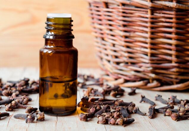 Panduan aromaterapi memihak kepada minyak putik cengkih